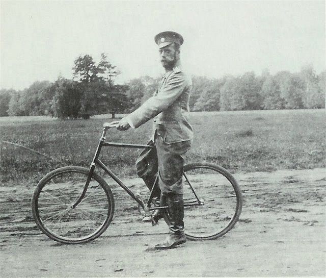 Александр 2 на велосипеде